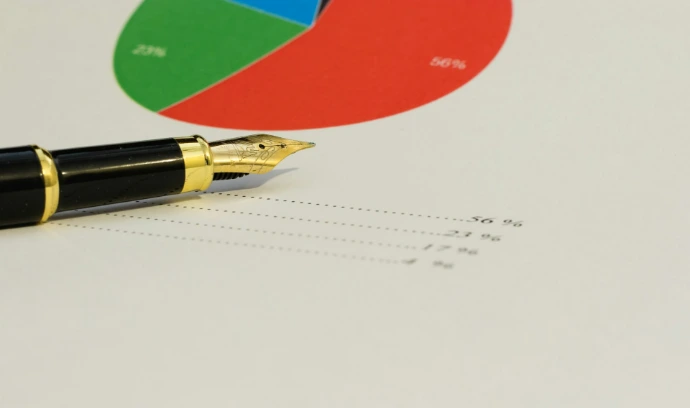 een pen die op een stuk papier ligt